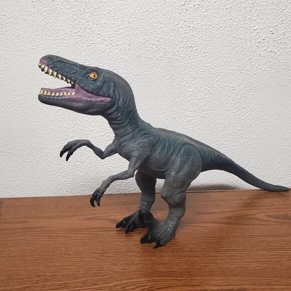 Action Figure 2014 Velociraptors Dinosaur 21" x 12" - Picture 1 of 7